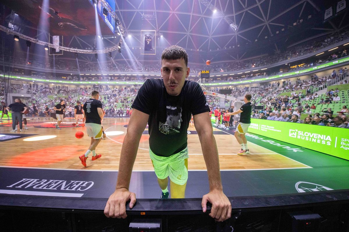 Goran Dragić Farewell Game: igrač u custom majici na terenu